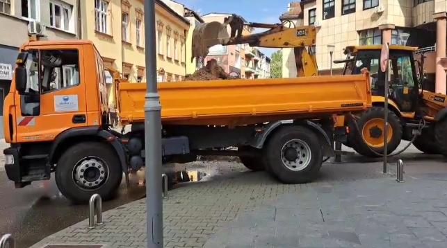 RADNICI “VODOVODA” U CENTRU BANJALUKE: Raskopan asfalt u Jevrejskoj ulici (VIDEO)