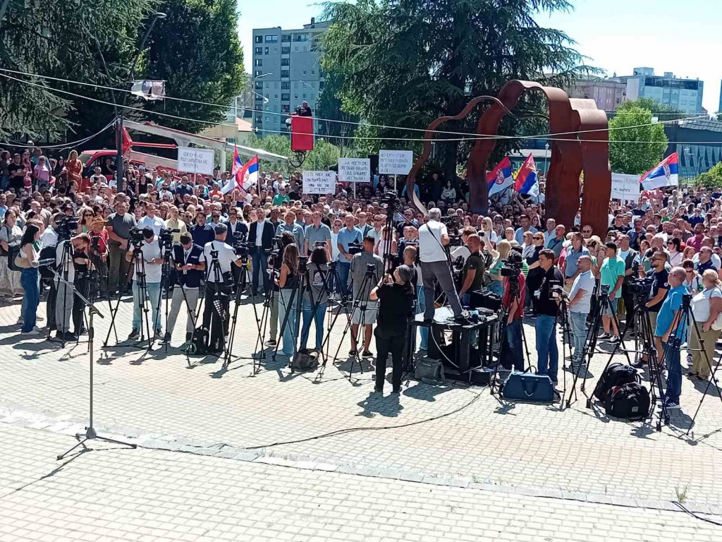 VIŠE OD HILJADU SRBA NA PROTESTU U MITROVICI: Traže od međunaordne zajednice da ne dozvole otvaranje glavnog mosta