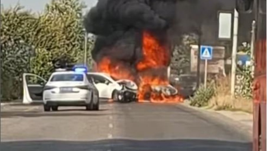 STRAVIČNA NESREĆA: Automobili gore, pet osoba povrijeđeno (VIDEO)