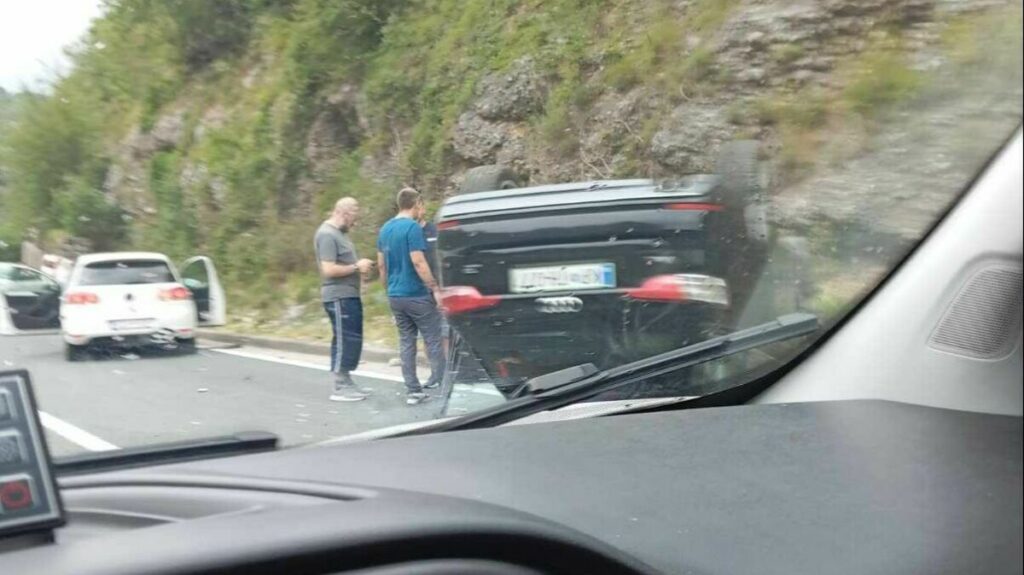 ВОЗИЛА ЗАВРШИЛА НА КРОВУ: Тешка несрећа у мјесту Грабовица