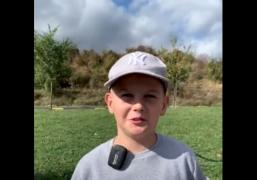 ОН ЈЕ ПРИМЈЕР ДОБРОТЕ И САОСЈЕЋАЊА: Мали Фарис продаје домаће производе како би скупио новац за лијечење родитеља (ВИДЕО)