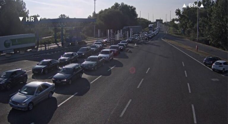 GUŽVE NA IZLAZU IZ BiH: Kolone na graničnim prelazima prema Hrvatskoj
