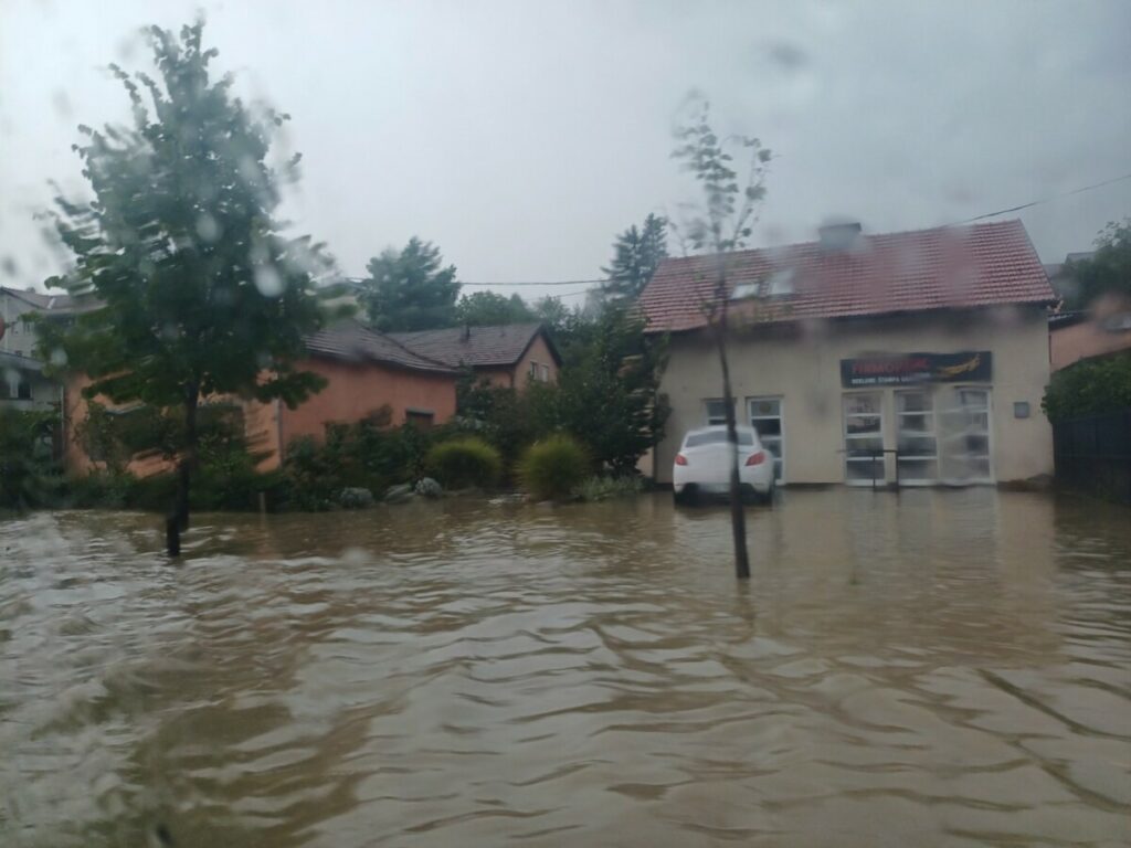 VATROGASCI PRITEKLI U POMOĆ: Kiša u Banjaluci izazvala brojne probleme