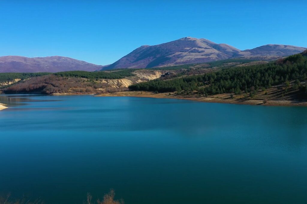 TUGA DO NEBA: Preminuo i drugi mladić (18) koji je izvučen iz jezera u Livnu nakon što je pokušao spasiti brata (24)