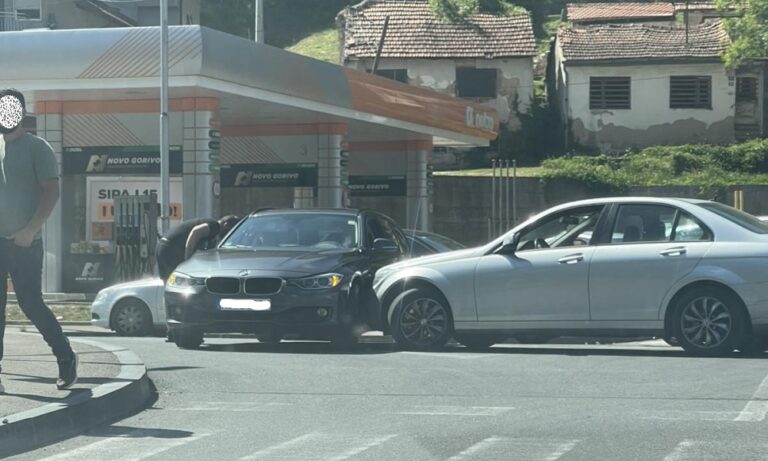 ОГРОМНА ГУЖВА У БАЊАЛУЧКОМ НАСЕЉУ: Судар аутомобила у Српским Топлицама