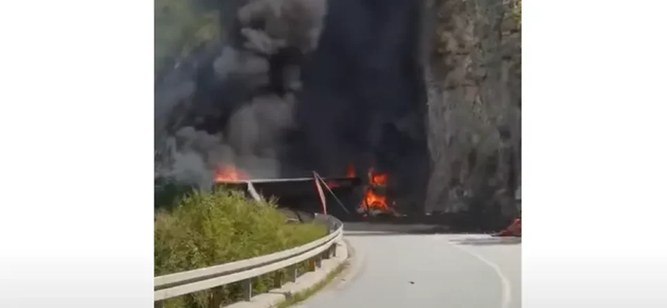 ТЕШКА НЕСРЕЋА У БиХ: Камион се преврнуо и запалио, возач теже повријеђен