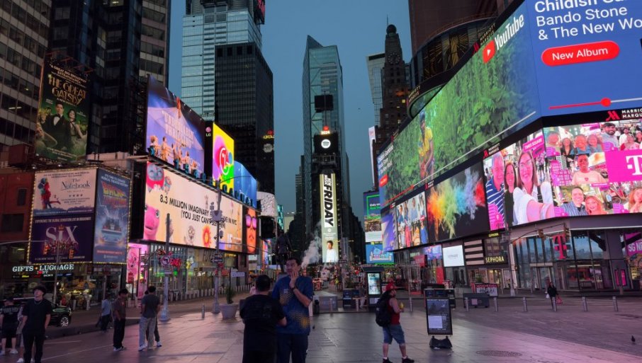 УЖАС НА ТАЈМС СКВЕРУ У ЊУЈОРКУ: Двије особе избодене ножем, у току потрага за нападачем