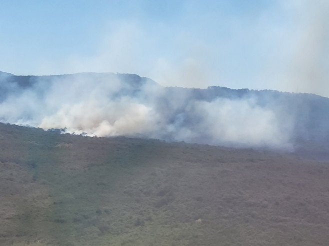 „OSTALO JE JOŠ NEKOLIKO PANJEVA KOJI TINJAJU“: Kiša pomogla vatrogascima i helikopterima u gašenju požara u Bileći