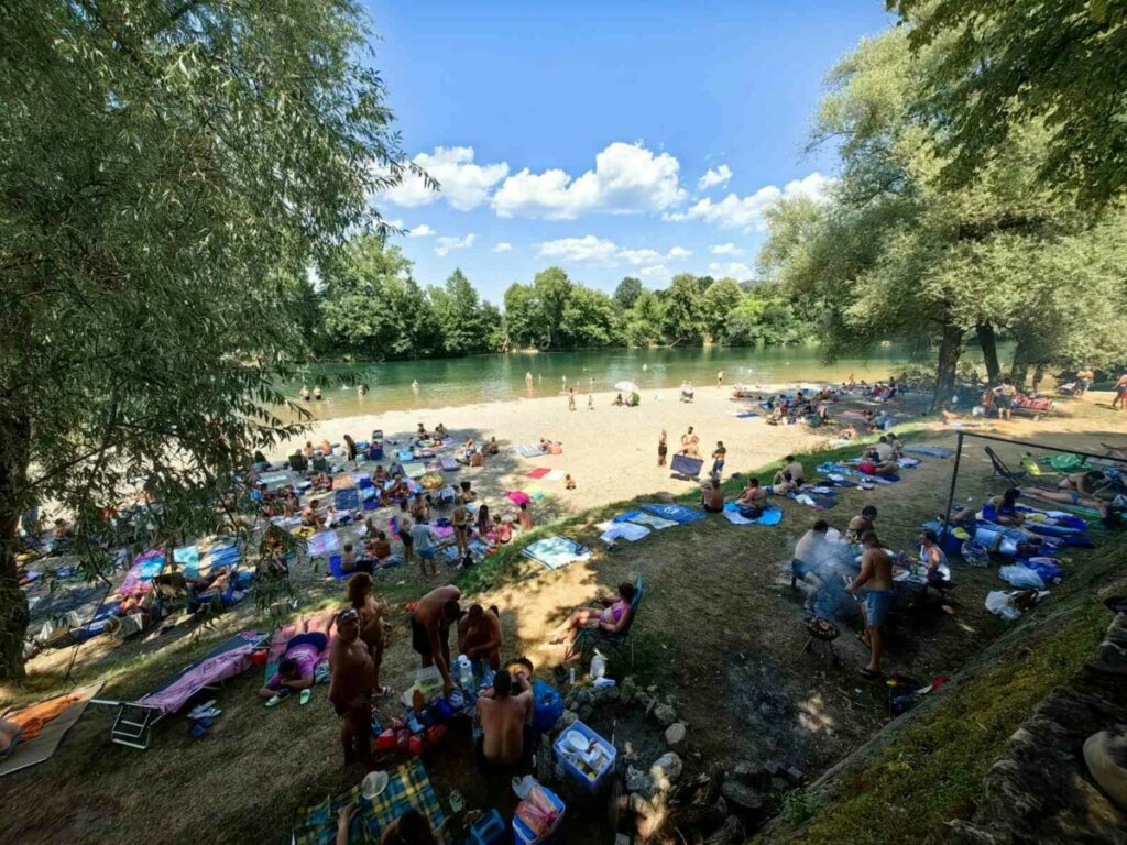 MORE ZAMIJENILI RIJEKAMA I JEZERIMA: Brojni građani Srpske zbog skupuće ljeto provode kod kuće (FOTO)