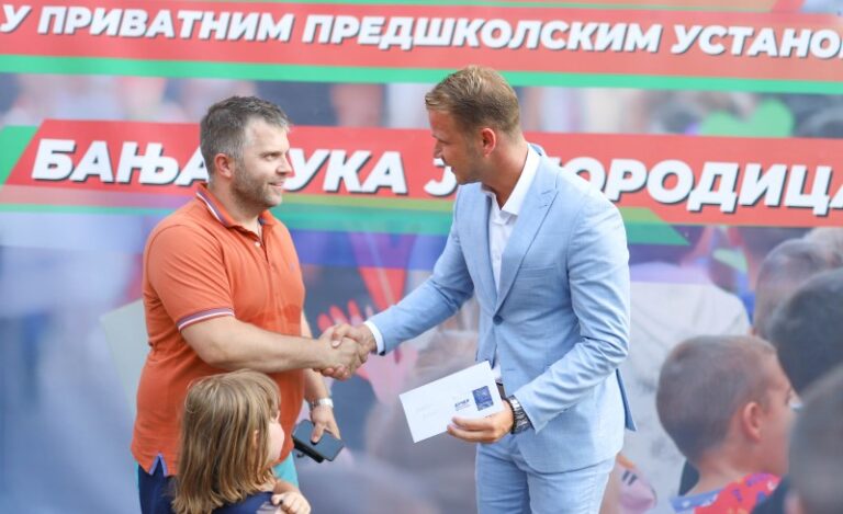 СЈАЈНЕ ВИЈЕСТИ ЗА РОДИТЕЉЕ: Уручена рјешења о повећању субвенција за приватне бањалучке вртиће
