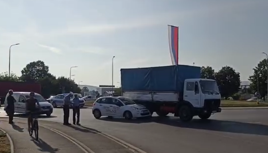 UDES U BANJALUCI: Sudar vozila auto-škole i kamiona u kružnom toku (VIDEO)