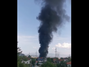 ОГРОМАН ПОЖАР У САРАЈЕВУ: Горе кућа и шупа, ватра се шири (ВИДЕО)