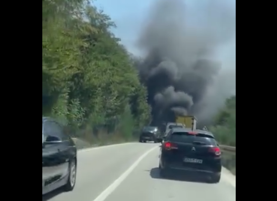 VATRA PROGUTALA AUTOMOBIL: Stravičan požar na putu u BiH (VIDEO)