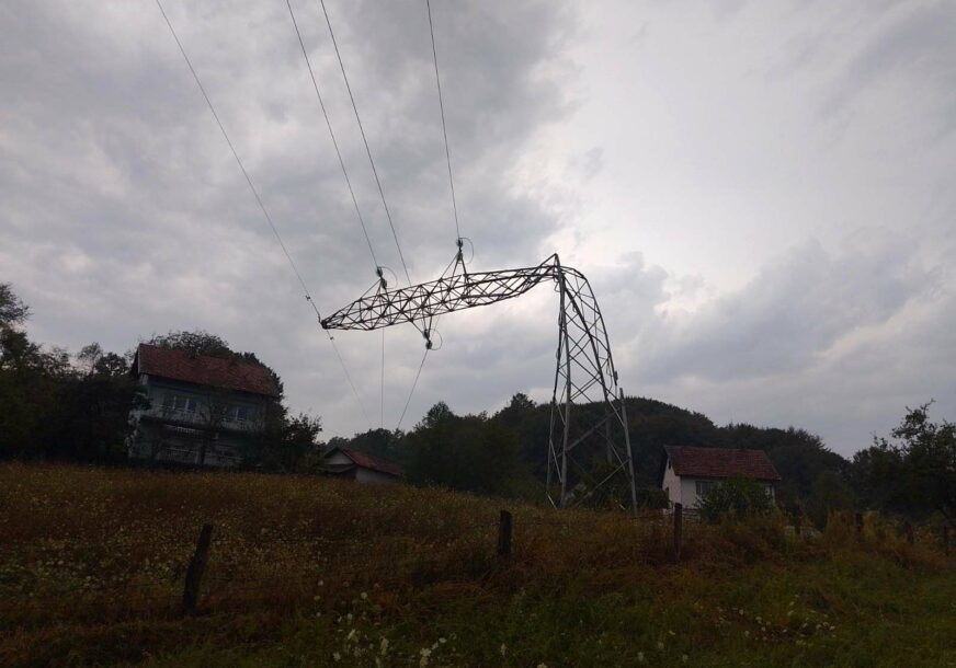NEVRIJEME NAPRAVILO HAOS U DOBOJU: Petrovo bez struje nakon pada dalekovoda, a oborena stabla oštetila niskonaponsku mrežu