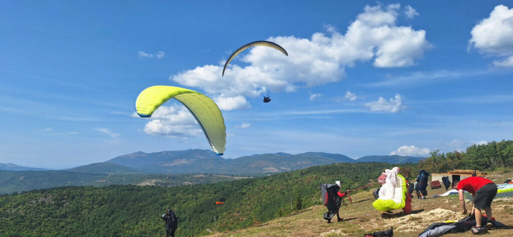 PARAGLAJDERI U „DESANTU NA DRVAR“: Oko 50 pilota prešlo put dug 90 kilometara (FOTO)