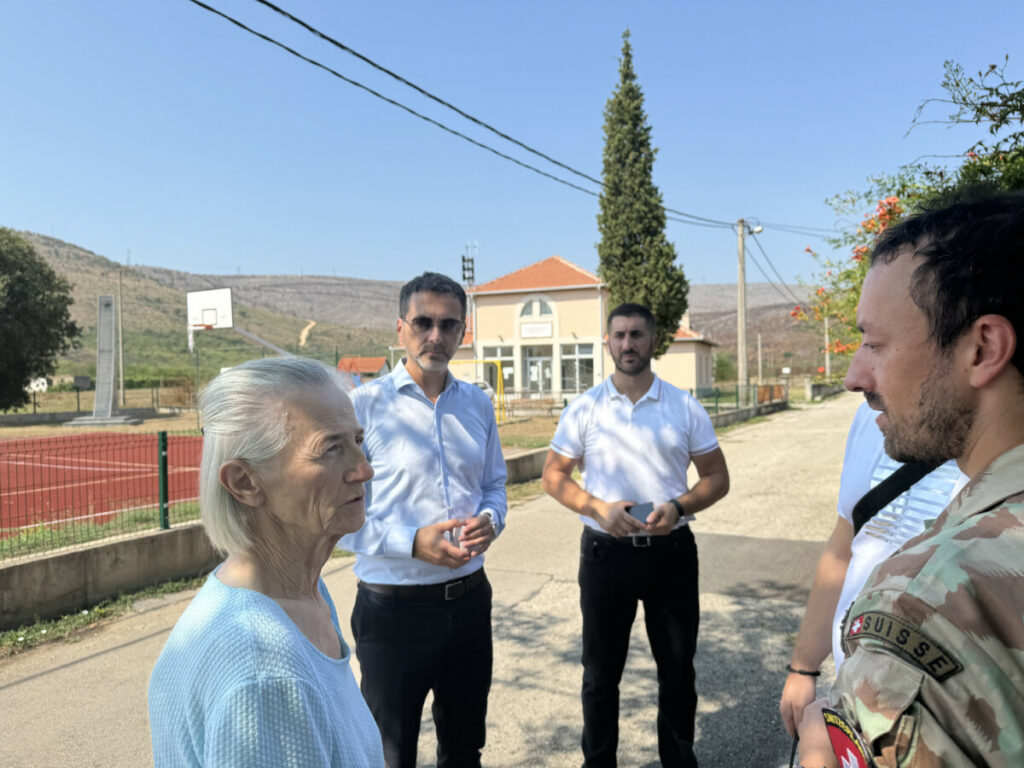 „BILA SU ČETVORICA U CRNIM MAJICAMA, NE SMIJEMO IZAĆI IZ KUĆA“ Mještani Baćevića u strahu nakon napada na srpsku djecu (FOTO)