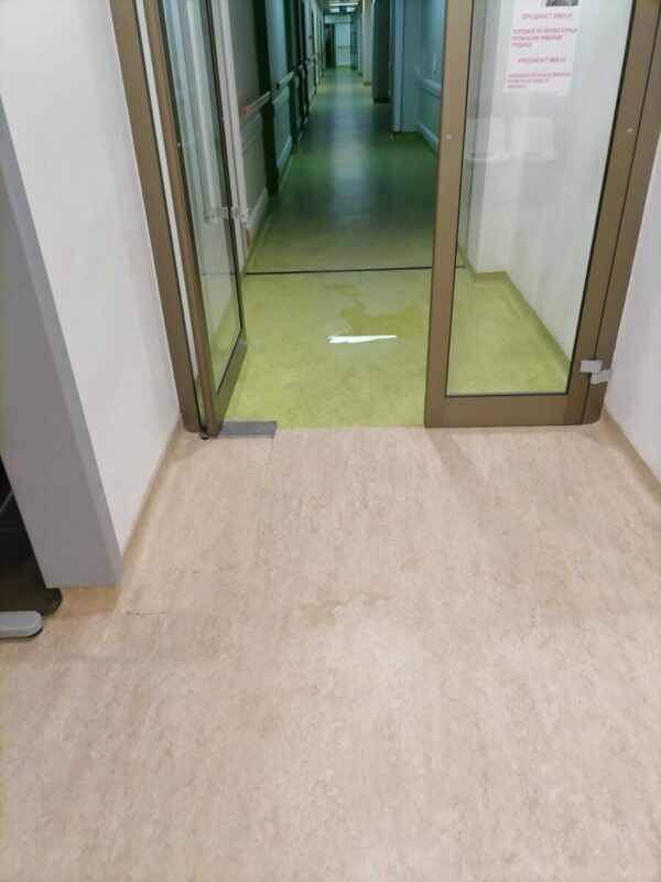 VODA JUČE PROCURILA U PROSTORIJE UKC-a RS: Pacijenti nisu bili ugroženi