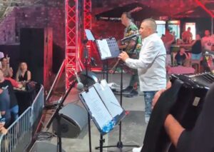 БАЈА ЗАПАЛИО КАСТЕЛ И ЧЕСТИТАО СПОРТИСТИМА СРБИЈЕ: Бањалучани се веселили уз крајишку музику (ФОТО/ВИДЕО)