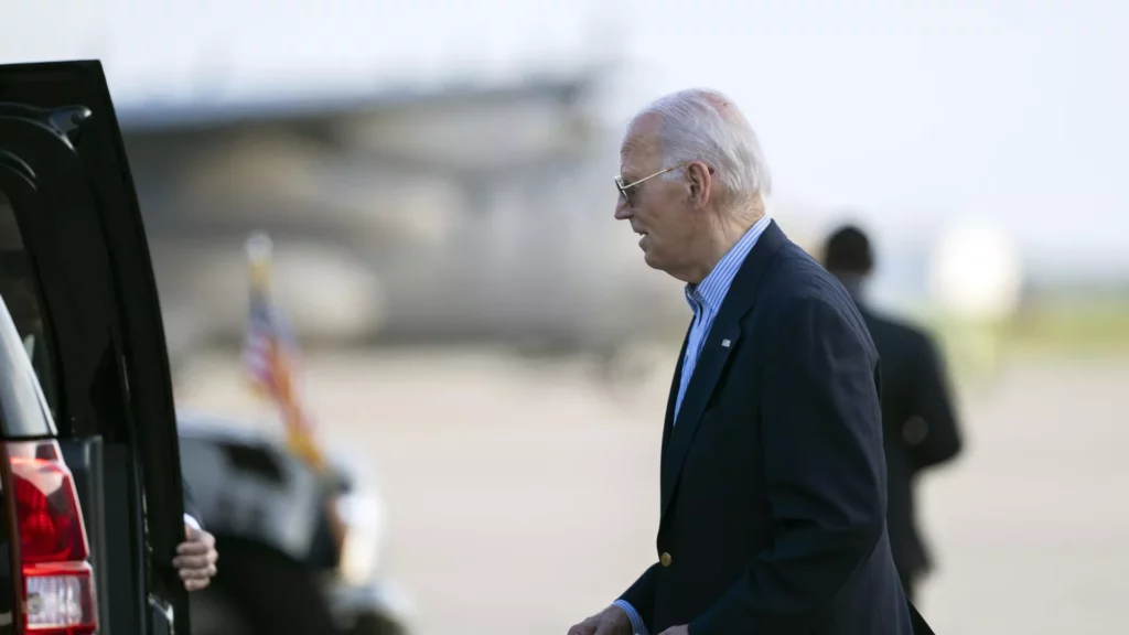 ČUDNO PONAŠANJE BAJDENA: Američki predsjednik sve ostavio u čudu prilikom dočeka razmijenjenih zatvorenika u SAD (VIDEO)