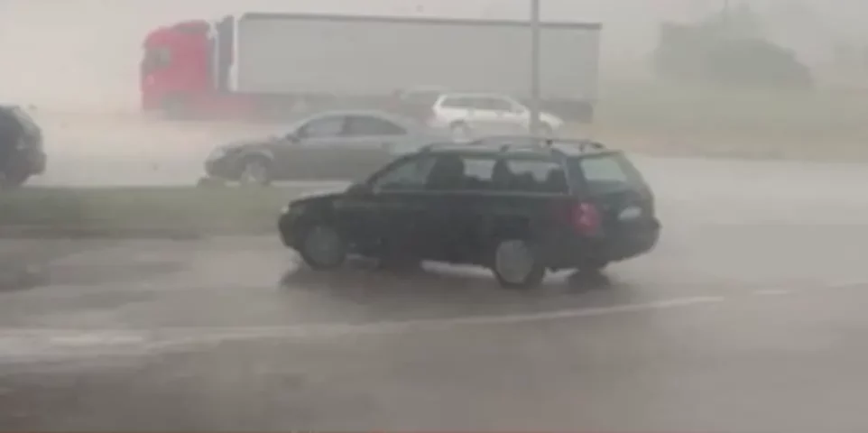 PUTEVI POPLAVLJENI, AUTOMOBIL SLETIO U KANAL: Kiša izazvala brojne probleme u BiH