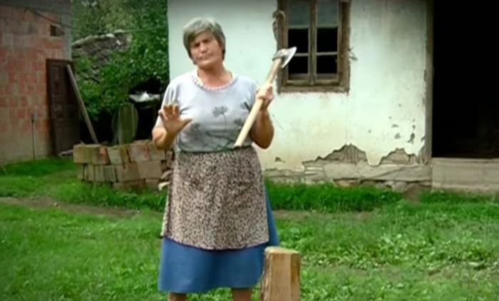 BAKA JOKA SE UDAVALA 17 PUTA: I danas, dok jede sladoled na ulici, za njom ide kolona – kao za popom (VIDEO)