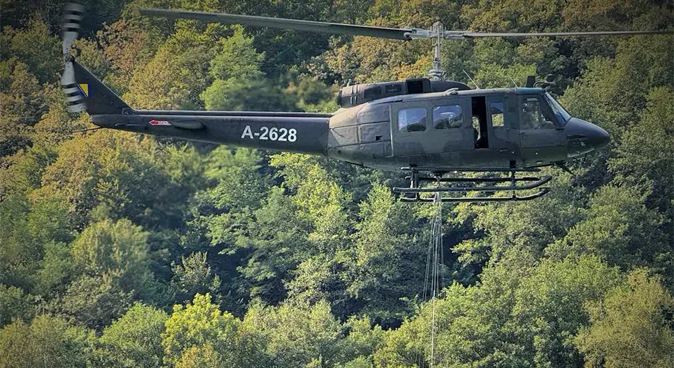 ИМА ПОВРИЈЕЂЕНИХ: Хеликоптер Оружаних снага БиХ се срушио у језеро