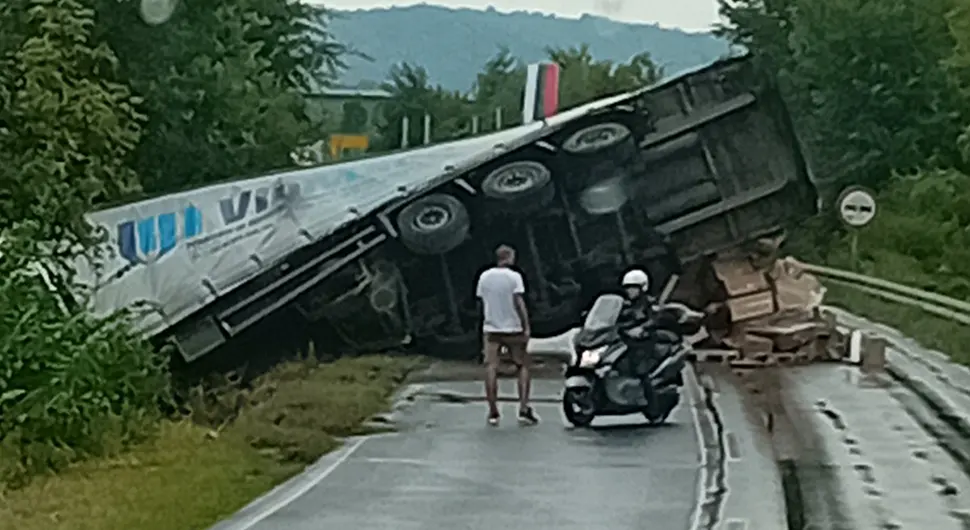 PREVRNUO SE KAMION U DOBOJU: Saobraćaj potpuno obustavljen