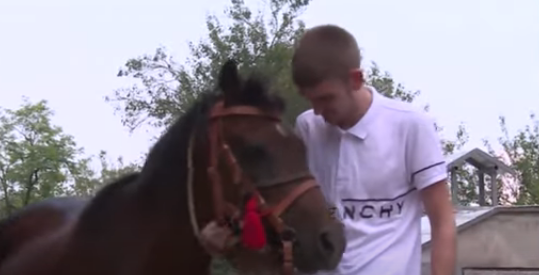 „OSTAJEM U SRPSKOJ, OSTVARENA MI VELIKA ŽELJA“: Luka (18) uspješno razvija farmu (VIDEO)