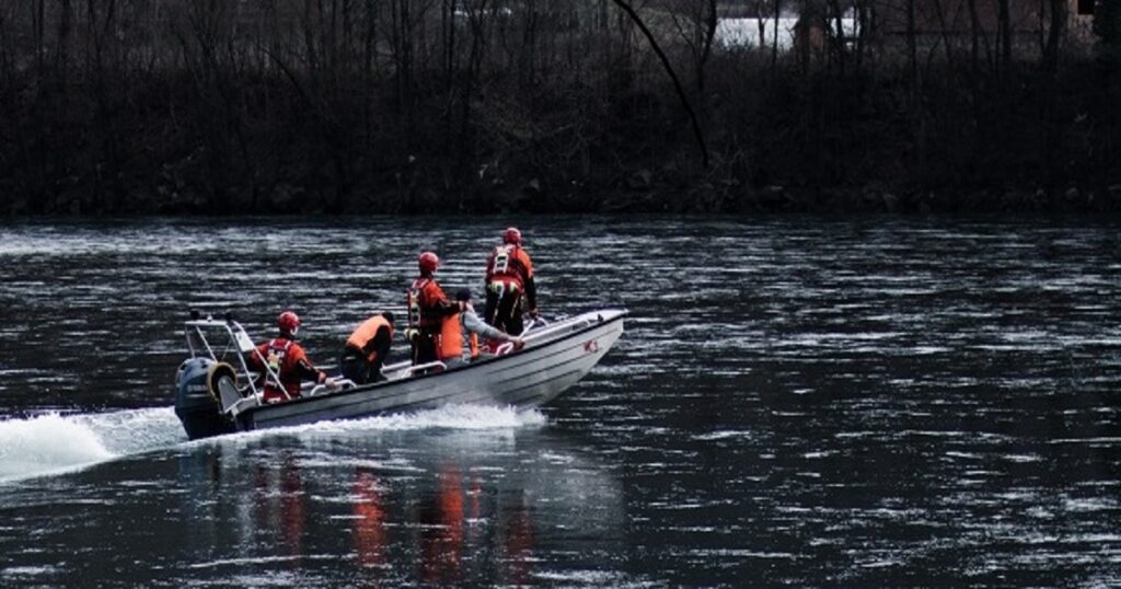 IZ DRINE IZVUČENO 8 TIJELA: Prevrnuo se čamac za migrantima, među njima i majka sa bebom (FOTO)