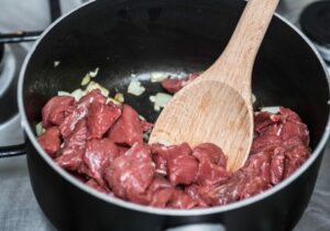 НАУЧНИЦИ РИЈЕШИЛИ НЕДОУМИЦУ: Да ли је здравија пилетина или говедина?
