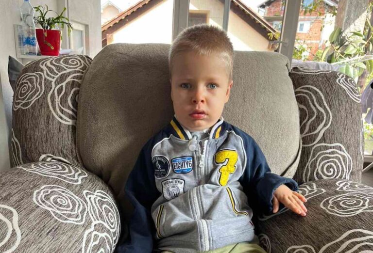 MIHAJLO (5) IZ DERVENTE SE HRABRO BORI SA RIJETKOM BOLEŠĆU: U Srpskoj ne postoji terapija, za liječenje potrebno izdvojiti ogroman novac