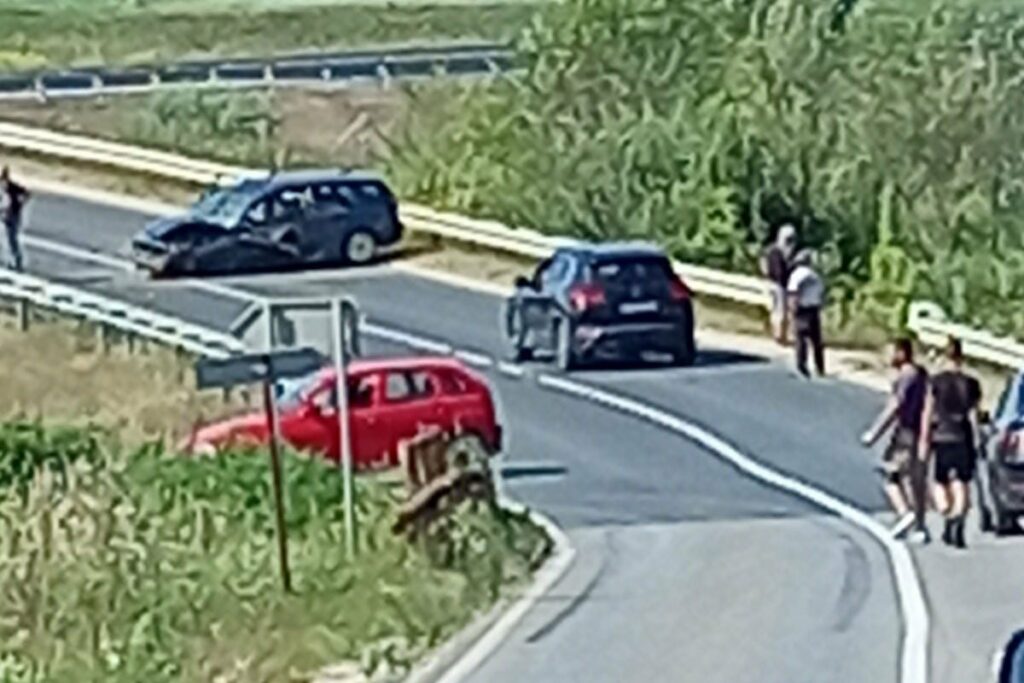 POVRIJEĐENO 5 OSOBA: Poznati detalji saobraćajne nesreće kod Prnjavora