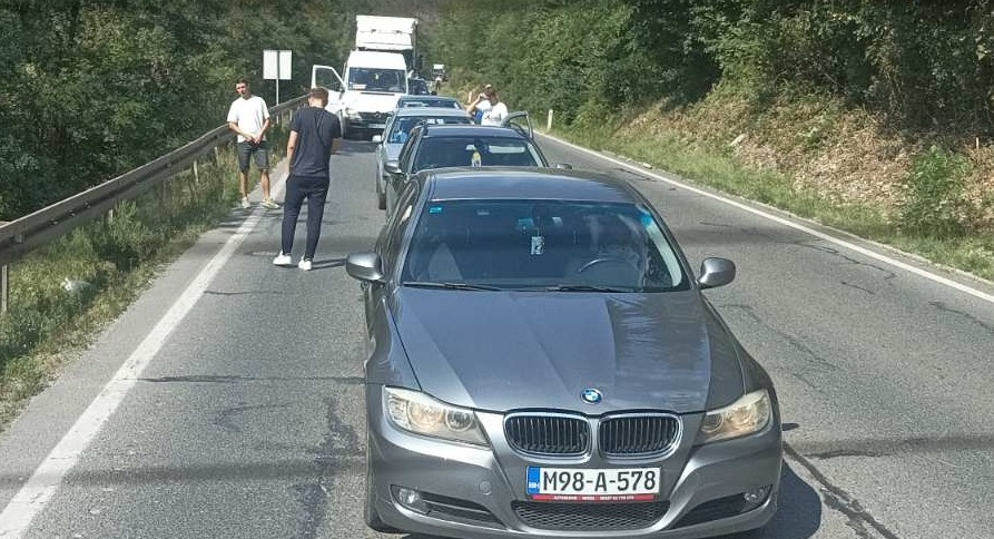 ZASTOJ U SAOBRAĆAJU KOD MOSTARA: Kamion sletio u provaliju, vozač prevezen u bolnicu (VIDEO)