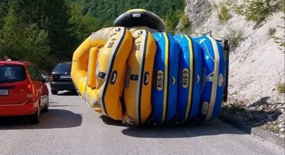 NESREĆA KOD KONJICA: Prevrnuo se kombi sa čamacima za rafting, dvije osobe povrijeđene
