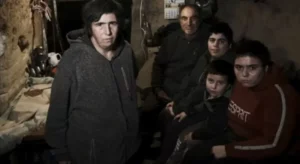 СПАСИЛА ИХ ПОМОЋ ДОБРИХ ЉУДИ: Породица која је живјела у пећини коначно добила кућу