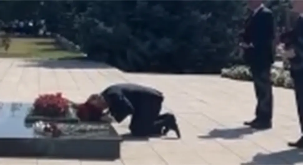 POLOŽIO CVIJEĆE NA SPOMENIK UBIJENIM TAOCIMA: Putin pao na koljena pred Drvetom tuge