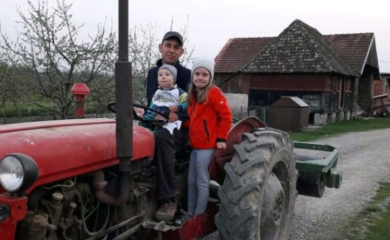 MAŠINA MU ISČUPALA RUKU, A ON I DALJE RADI: Slaviša iz Čađavice kod Bijeljine se bori da prehrani porodicu (FOTO)