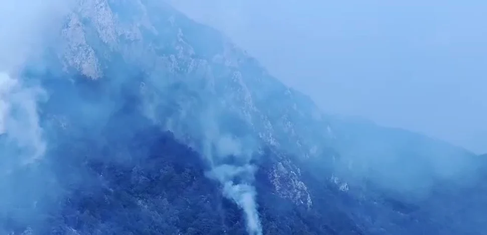 POŽAR NA TJENTIŠTU GOTOVO UGAŠEN Kusturić: „Izbačeno 80 tona vode za dva sata“