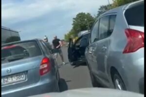 TANKI ŽIVCI ILI NEŠTO DRUGO? Vozači u Banjaluci se potukli, žene ih smirivale (VIDEO)