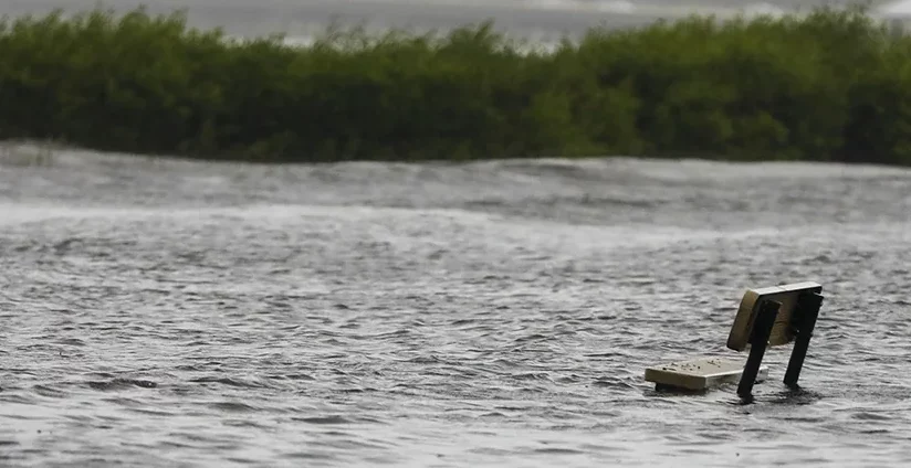 FLORIDA NA UDARU URAGANA: Orkanski vjetrovi ruše sve pred sobom  (VIDEO)