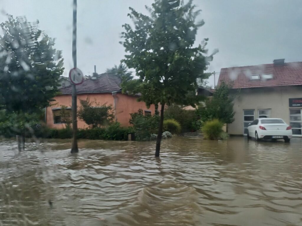 KOLAPS U BANJALUCI: Putevi pod vodom,  (FOTO/VIDEO)