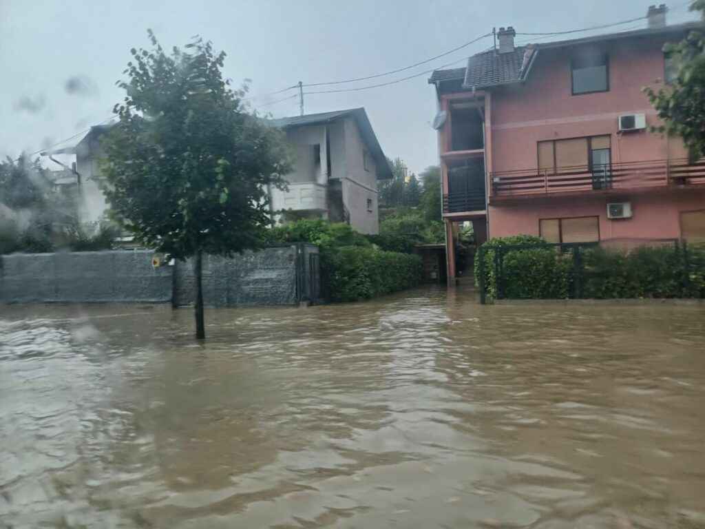 POPLAVLJENI PODRUMI I GARAŽE: Banjalučani prijavljuju probleme