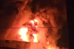 STRAVIČNE SLIKE U BANJALUCI: Vatra guta skladište firme, ljudi dolaze od kuće da gase veliki požar (VIDEO)