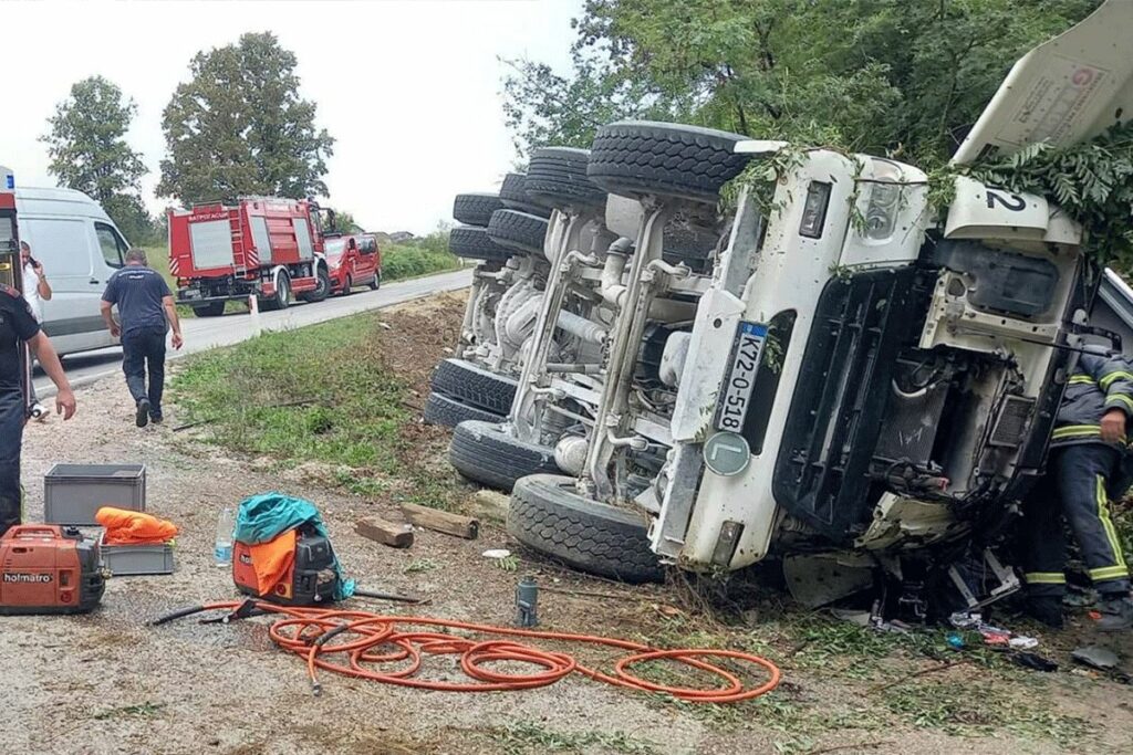 KAMION MIKSER SLETIO S PUTA: Vozača izvlačili vatrogasci