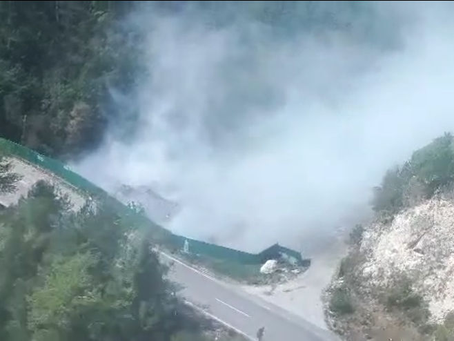 POŽAR NA DEPONIJI KOD VIŠEGRADA:  Vatru gasi Helikopterski servis Srpske