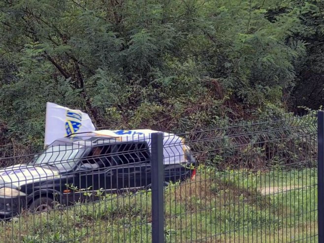 DOK SE UČESNICI MARŠA „STAZOM EGZODUSA“ PRISJEĆAJU PROGONA SRBA IZ VOZUĆE, PROVOKACIJE SE NASTAVLJAJU: I ove godine istaknute ratne zastave tzv. Armije BiH (FOTO)