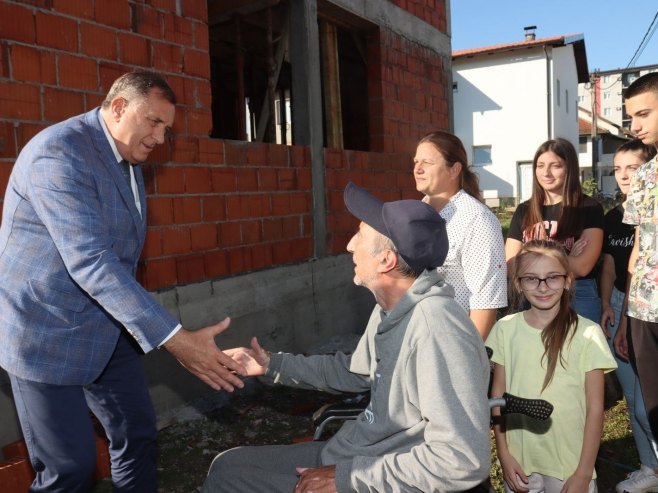 ДОДИК ДОЛАЗИ НА УСЕЉЕЊЕ: Предсједник Српске обезбиједио кров над главом стопостотоном инвалиду и његовој породици (ФОТО)