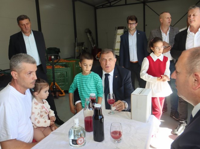 DODIK POSJETIO SINA POGINULOG BORCA: Predsjednik Srpske sa višečlanom porodicom i u vinogradima u Trebinju (FOTO)