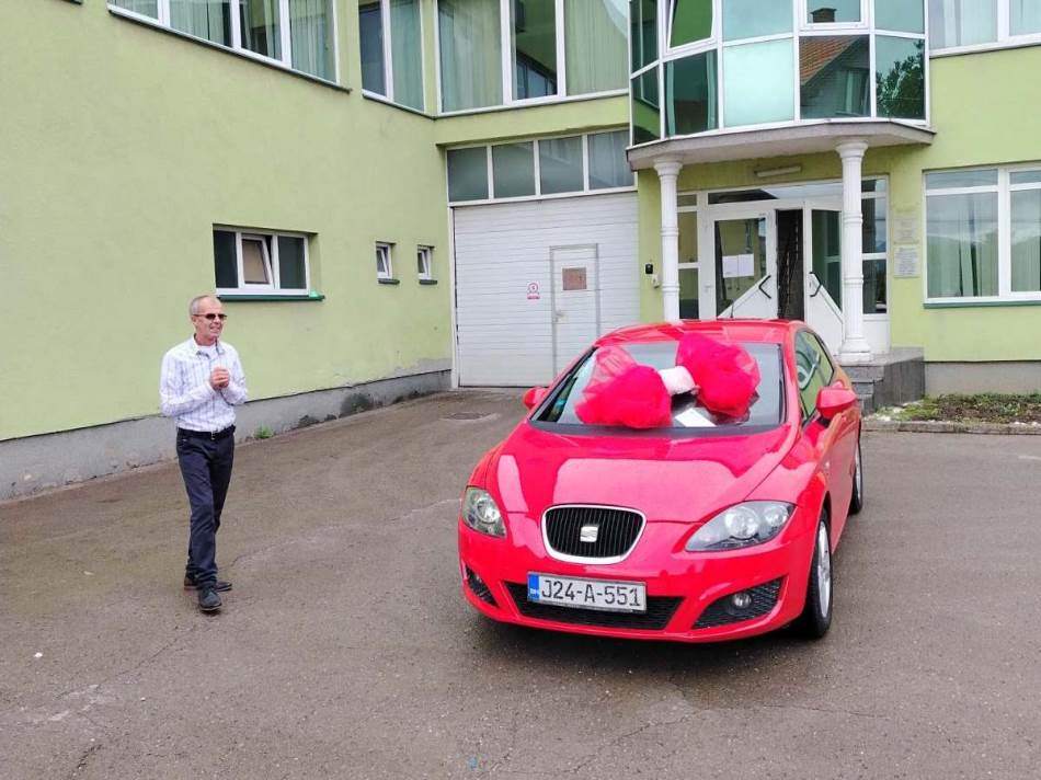 POSLODAVAC IZ SNOVA: Gazda firme iz Visokog radniku poklonio automobil (FOTO)