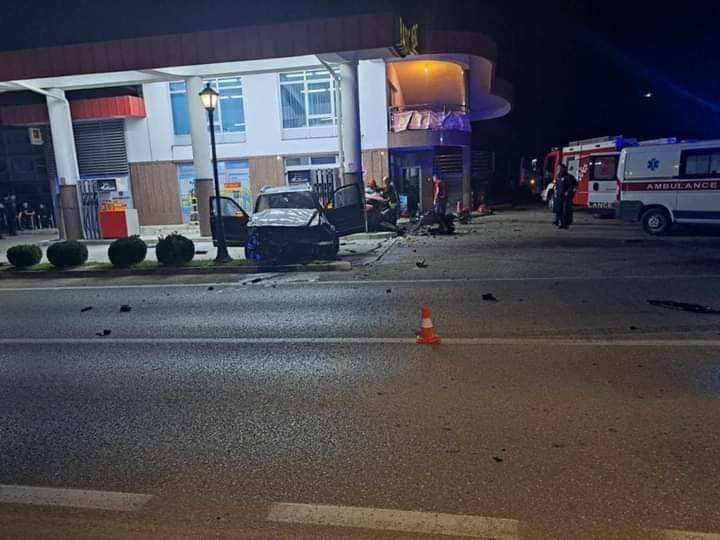 TEŠKA NESREĆA U VELIKOJ KLADUŠI: Nakon sudara „golf“ se zakucao u benzinsku pumpu (FOTO)
